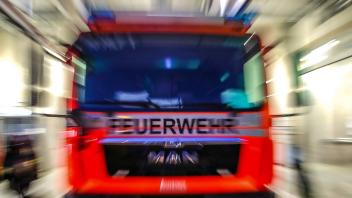 Feuerwehr Symbolbild Koeln, 18.02.22: Ein Einsatzwagen der Feuerwehr faehrt mit Blaulicht zu einem Einsatz. Koeln Nordrh