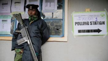 Ein bewaffneter Soldat steht vor einem Wahllokal während der Präsidentschafts- und Parlamentswahlen in Kenia Wache. Foto: Brian Inganga/AP/dpa