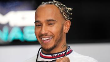Der Brite Lewis Hamilton lächelt in die Kamera eines Fotografen. Foto: Manu Fernandez/AP/dpa