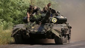 Ukrainian soldiers ride a tank on a road in the Donetsk region on July 20, 2022, near the front line between Russian and Ukrainian forces. - Russia said Wednesday that holding peace talks with Ukraine made no sense "in the current situation" as Moscow presses ahead with its offensive in the pro-Western country. Russia&apos;s top diplomat also said that Moscow&apos;s military aims in Ukraine were no longer focused "only" on the country&apos;s east, adding that supplies of Western weapons had changed the Kremlin&apos;s calculus. (Photo by Anatolii Stepanov / AFP)