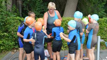 Schwimmkurs für ukrainische Kinder in Horst. Anne Müller gibt Tauchringe aus