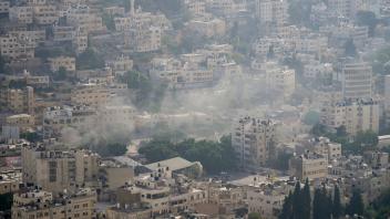 Rauch steigt während eines Militäreinsatzes des israelischen Militärs aus einem Gebäude auf. Israel hat bei einem Militäreinsatz im Westjordanland ein führendes Mitglied der Al-Aksa-Brigaden getötet. Foto: Majdi Mohammed/AP/dpa