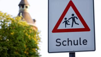 Das Verkehrsschild Schule vor einer Schule in der Kölner Südtstadt. Das Verkehrszeichen dient der Kennzeichnung von Sch
