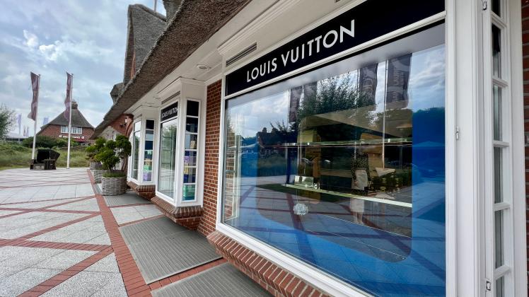 Rund zwei Monate nach dem spektakulären Einbruch in einem Louis Vuitton-Shop auf Sylt sucht die Polizei weiter nach den Tätern.