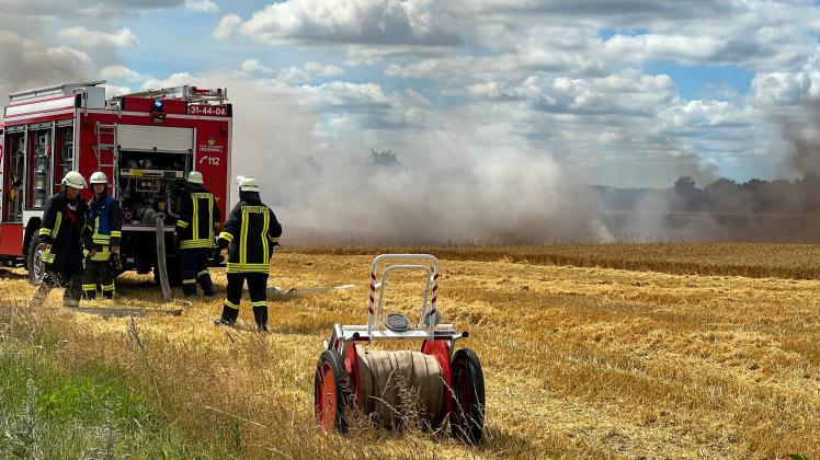 Feuerwehr und Landwirte sind vor Ort, um die Flammen einzudämmen. 