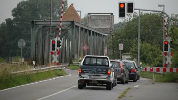 Ab Montag, 15. August, wird die Brücke Lindaunis nur noch an den Wochenenden für Bahn und Kraftverkehr zur Verfügung stehen. Ab 14. September wird die Brücke dann nur noch für Fußgänger und Radfahrer bis zum Frühjahr 2023 passierbar sein. 