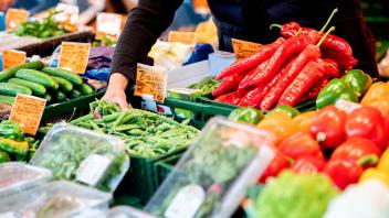 ARCHIV - Frische Produkte auf einem Wochenmarkt: Obst und Gemüse haben eine viel geringere Umweltauswirkungen als etwa verarbeitete Produkte. Foto: Hauke-Christian Dittrich/dpa