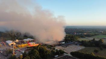 Die Lagerhalle eines Bauunternehmens steht in Flammen. Foto: NWM-TV/dpa/Archivbild
