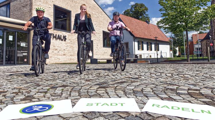 Bürgermeister Guido Halfter, Klimaschutzmanagerin Mona Berstermann und Reinhard Nüße aus der Gemeindeverwaltung freuen sich schon auf das „Stradtradeln“ in Bissendorf.