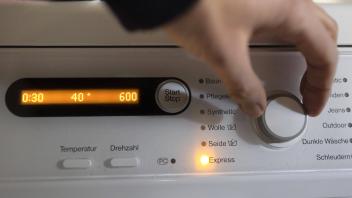 Waschmaschine im Expressprogramm, um Energie zu sparen. Bonn Deutschland *** Washing machine in express program to save