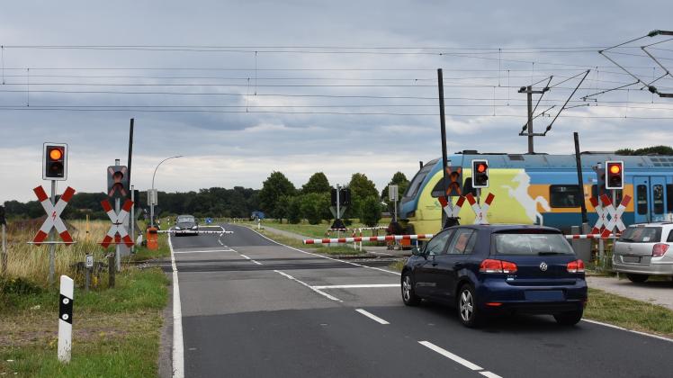 Der Bahnübergang im Verlauf der Kreisstraße zwischen Wietmarschen-Lohne und Emsbüren-Elbergen erhält derzeit eine neue technische Sicherung. Dadurch verlängern sich die Wartezeiten bei geschlossenen Halbschranken.