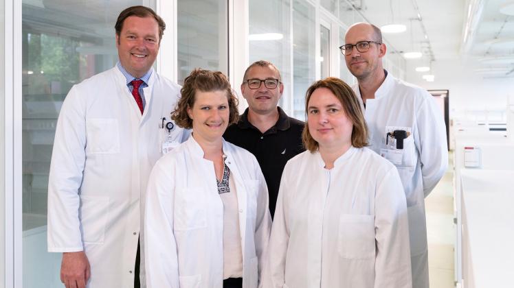 Das Team der Biobank Rostock: Prof. Dr. Clemens Schafmayer, Dr. Christina Mullins, Dr. Michael Linnebacher, Jacqueline Kreitsch und Dr. Sebastian Hinz (v. l.).