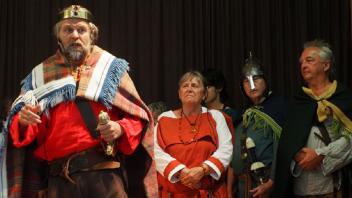 Sie lassen die Geschichte der Angeln lebendig werden: Rüdiger Andersen als König Offa,  Ingrid Möller als Königin Thryd sowie Wolfgang Warwel und Jörg Keil als Fürsten.