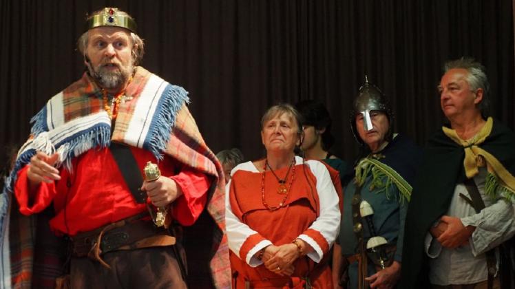 Sie lassen die Geschichte der Angeln lebendig werden: Rüdiger Andersen als König Offa,  Ingrid Möller als Königin Thryd sowie Wolfgang Warwel und Jörg Keil als Fürsten.