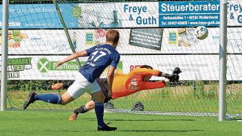 Chance verpasst: In dieser Szene brachte Mathis Voßgröne den Ball nicht an Steinfelds Torwart Lars Goebel vorbei. Foto: Rickelmann