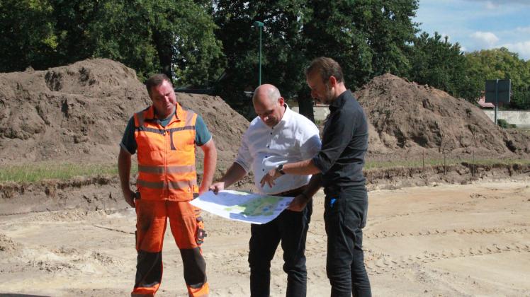 Sven Hoffmann vom Baughof, Bürgermeister Thomas Möller und Bauamtsleiter Dirk Wiese vergegenwärtigen sich die Planungen zum neuen Spielplatz am Eichenweg