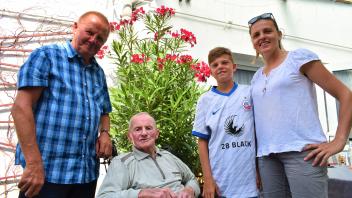 Der 1922 geborene Albert Russow (sitzend) feiert mit seinem Sohn Jörg Russow, Urenkel Lennart Waldera und Enkelin Stefanie Waldera (v.l.) seinen 100. Geburtstag.