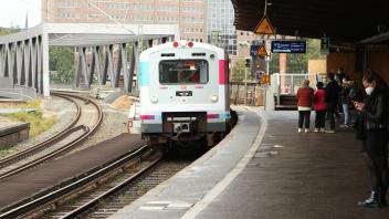 Eine Sonderfahrt der S-Bahn kommt im S-Bahnhof Berliner Tor an. Die Deutsche Bahn AG hat den Zug mit Zukunftstechnik aus