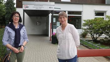 Mit neuen Veranstaltungen wollen Renate Palm (rechts), Vorsitzende der Arbeiterwohlfahrt (Awo) in Wedel, und ihre Stellvertreterin Sabine Schwalb den Awo-Treff in Wedel wieder attraktiver machen.