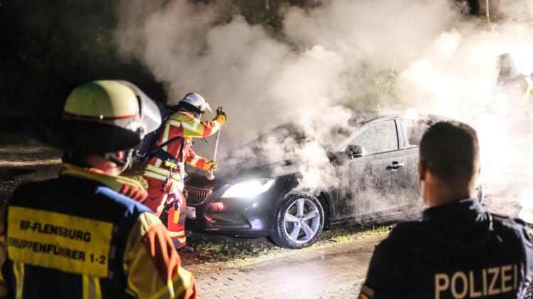 Der Volvo erlitt bei dem nächtlichen Brand einen Totalschaden - er brannte komplett aus.
