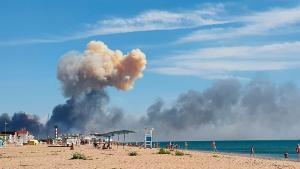 dpatopbilder - Rauchsäule über dem Krim-Strand: Moskau spricht im Zusammenhang mit den Explosionen auf einer Luftwaffenbasis von einem Unfall - doch es spricht viel für einen ukrainischen Angriff. Foto: Uncredited/Anonymous/AP/dpa