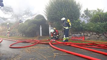 Reetgedecktes Mehrfamilienhaus in Kampen brennt – Brandgeruch auf der ganzen Insel 