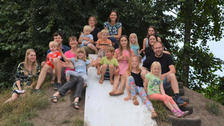 Freuen sich auf das Sommerfest zum 25-jährigen Bestehen der „Kindersuppe Grönloh“ mit vielen Gästen: Eltern, Erzieherinnen und Kinder der Einrichtung.
