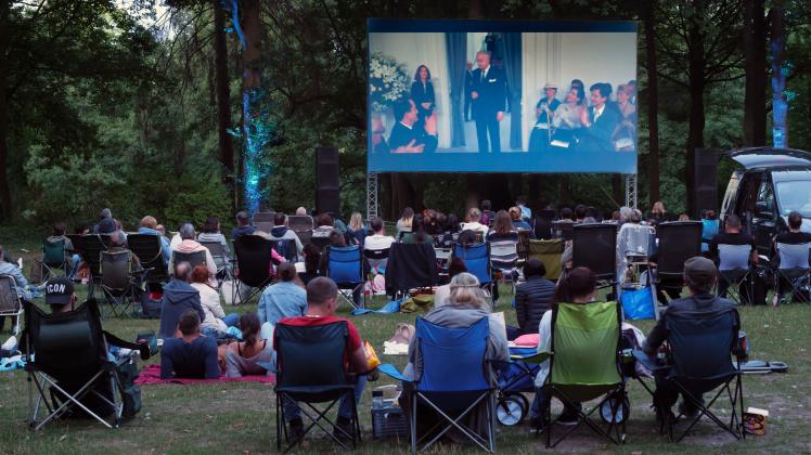 Gut 200 Zuschauer haben den Start des Open-Air-Kinos auf der Delmenhorster Burginsel miterlebt.