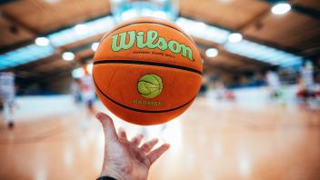 BB-2BL BSW Sixers - SC Rist Wedel Basketball in Hand (Symbolbild,Symbolfoto) waehrend der Saison 2021-22 (Herren) in der
