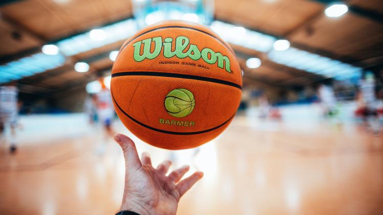BB-2BL BSW Sixers - SC Rist Wedel Basketball in Hand (Symbolbild,Symbolfoto) waehrend der Saison 2021-22 (Herren) in der