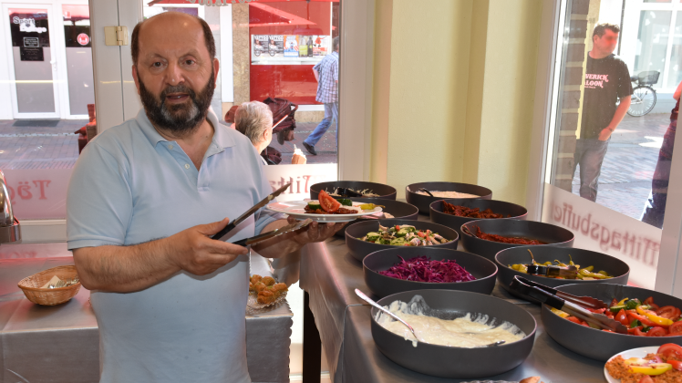 Im türkischen Restaurant Ali Baba packt Inhaber Edip Erki zur Mittagszeit selbst mit an.