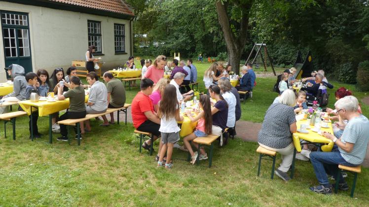 Der Arbeitskreis Flüchtlinge hatte Ukrainerinnen und Ukrainer zum Kaffeetrinken in den Pfarrgarten der Evangelischen Kirche in Ganderkesee eingeladen.
