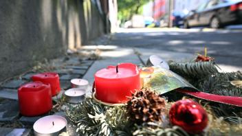Kerzen erinnern an den Tod eines 16-jährigen Jugendlichen in Dortmund. Foto: Bernd Thissen/dpa