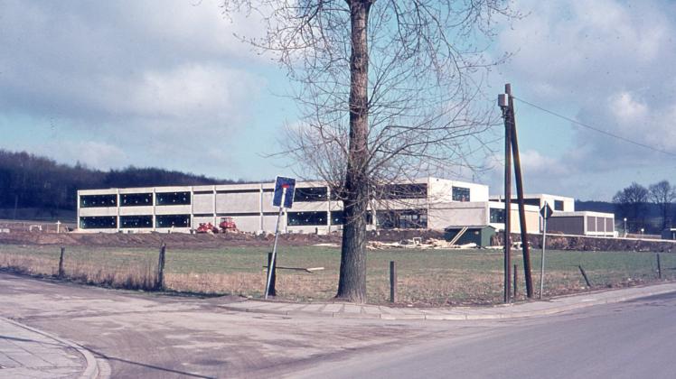 Die Gesamtschule Schinkel (GSS) steht im November 1973 kurz vor dem Bezug des ersten Bauabschnitts des Hauptgebäudes. 