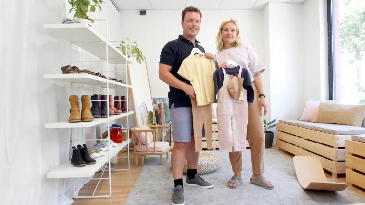 Schuhe und Kleidung für Kinder bieten Nora und Lars Meyer ab Freitag in der Augustenburger Straße in Osnabrück in ihrem Geschäft Lotta & Emil an.