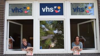 Beate Lorkowski, Geschäftsführerin der VHS Halstenbek und Sara Grafschafter, Fachbereich Sprachen präsentieren das Programm der VHS Halstenbek.