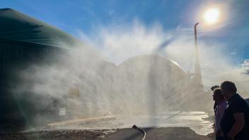 Mit einem sogenannten Hydroschleier wird im Brandfall das Feuer einer Biogasanlage bekämpft