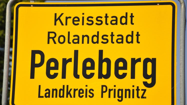 Die Kreisstadt Perleberg ist der Ort, über den Marktfrau Helma seit nunmehr 26 Jahren berichtet, ohne dabei ein Blatt vor den Mund zu nehmen.