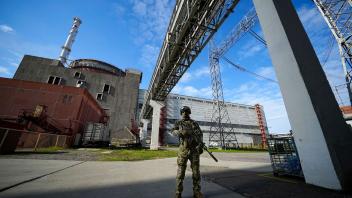 ARCHIV - Ein russischer Soldat bewacht einen Bereich des Kernkraftwerks Saporischschja. Foto: -/AP/dpa