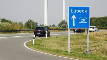 Deutschland 21. Juli 2022: Eine Auffahrt zur Bundesautobahn, BAB, A20 in Richtung Lübeck. Mit dem Verkehrszeichen der Au