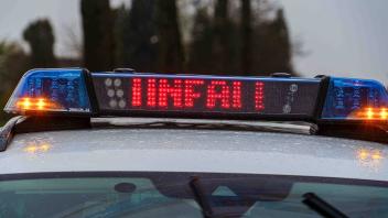 Melle, Deutschland 10. April 2021: Ein Einsatzfahrzeug der Polizei mit Blaulicht und dem Schriftzug, Unfall, im Display.
