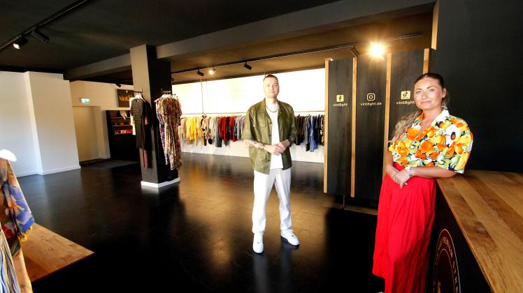 Das Modegeschäft Vint8ght von Darja Rhein und Eduard Schwarz öffnet am 27. August in Osnabrück. Es bietet Vintage-Mode von den Achtziger- bis zu den 2000er-Jahren.