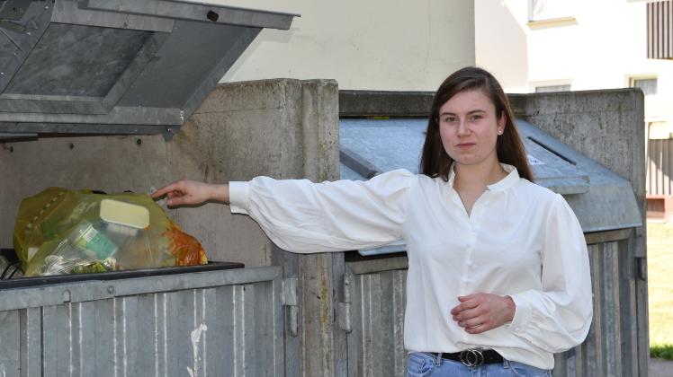 Hier zeigt Jacqueline Friedrich, wo sich der Vogelkäfig im Müllcontainer befunden hat. 