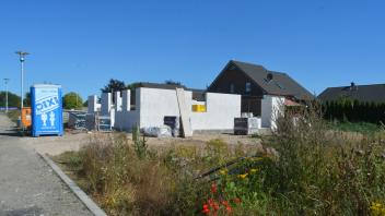 Es wird gebaut: Im Schleswiger Baugebiet An den Wichelkoppeln entsteht das erste Einfamilienhaus.