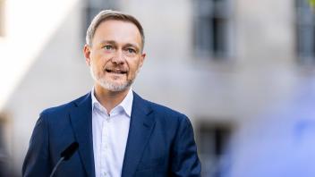 Bundesfinanzminister Christian Lindner haelt eine Pressekonferenz zur Vorstellung der Eckwerte des Inflationsausgleichs