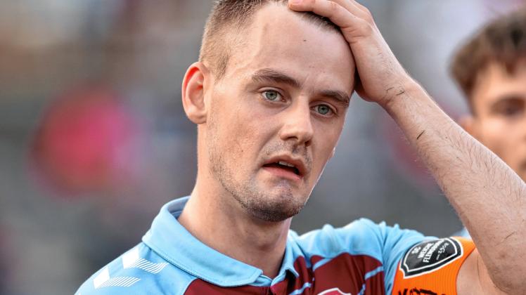 staudt Genervt: SC-Kapitän Finn Lorenzen musste nach 33 Minuten verletzt vom Platz.