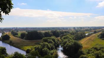 ARCHIV - Ein Bild, drei Flüsse: An der Grenze von Mecklenburg-Vorpommern und Niedersachsen fließen Sude und Boize in die mächtige Elbe. Foto: Deike Uhtenwoldt/dpa-tmn