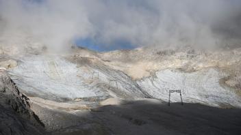 Blankeis ist am nördlichen Schneeferner. Das Eis des Blaueisgletschers, des Schneeferners auf der Zugspitze sowie des Höllentalferners ist innerhalb nur eines Jahres deutlich zurückgegangen. Foto: Angelika Warmuth/dpa