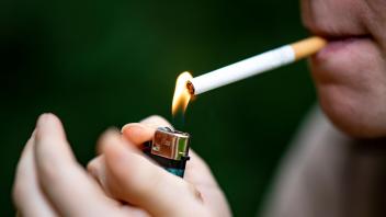 ARCHIV - Forsa-Umfrage: Jeder vierte Raucher rauchte in den vergangenen Monaten häufiger oder hatte erst kürzlich mit dem Tabakkonsum angefangen. Foto: Fabian Sommer/dpa