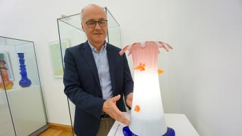 Auch moderne Kunst gibt es im Museum zu sehen. Direktor Oliver Fok zeigt eine Glasskulptur des Künstlers Wolfgang Pohl. 